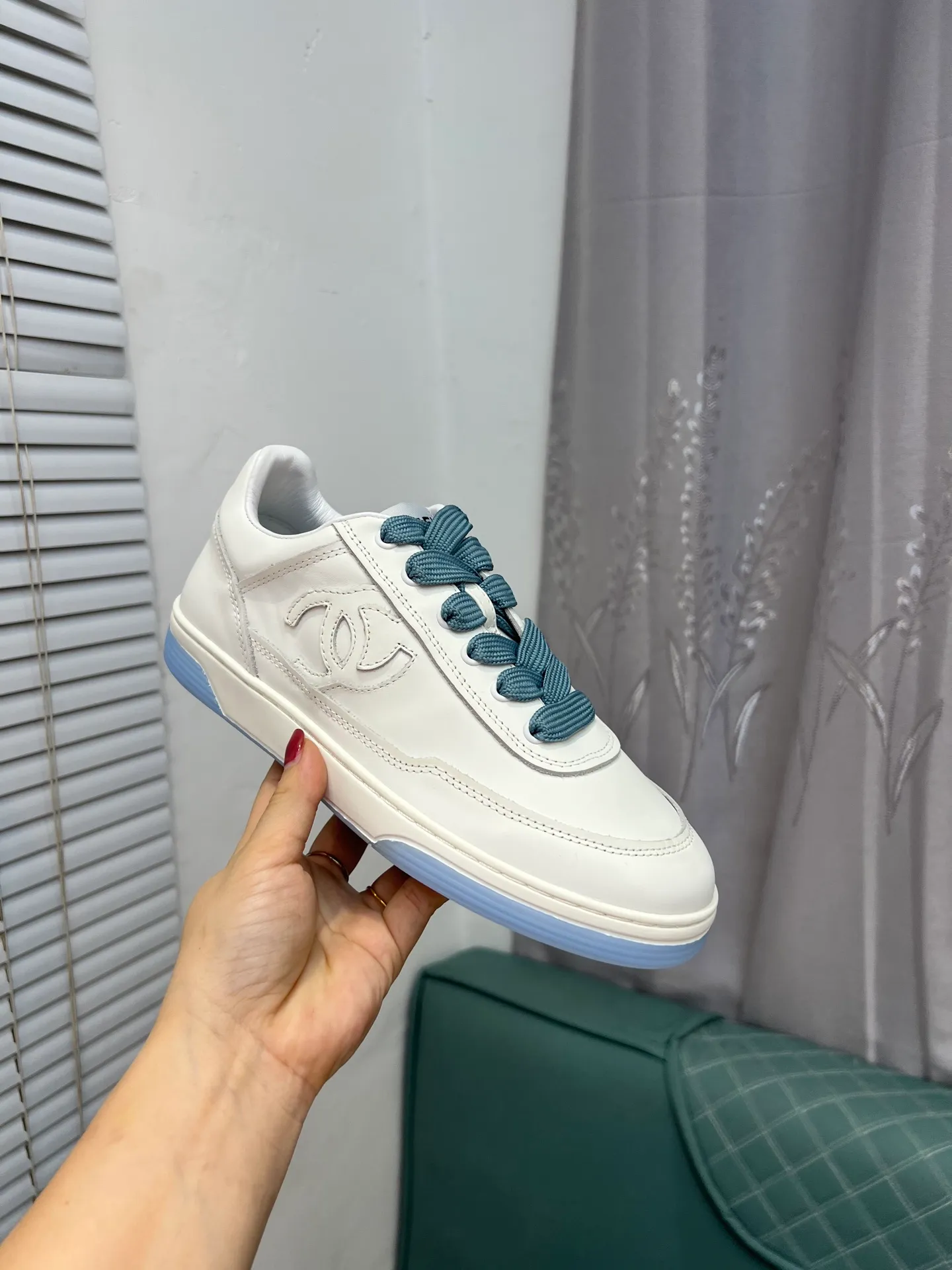 Men's men's shoes 💰620 Exclusive real shot (top version) CHANEL Chanel's new panda sneakers Panda shoes Chanel 2025ss color matching thick-soled casual sports shoes sneakers Counter synchronization The counter is very popular Very difficult to buy a shoe The most popular thick-soled panda shoes on the Internet It is obvious that Xiaoxiang control cannot miss it Simple and versatile white shoes that have both good looks and comfort Thick sole increases height, is super versatile and can be worn with eyes closed😍 Whoever wears it will look better. Upper: calfskin. Lining: imported sheepskin lining. Outsole: TPU original outsole. Size: 35-44 (41 for women, 40 for men, custom made).